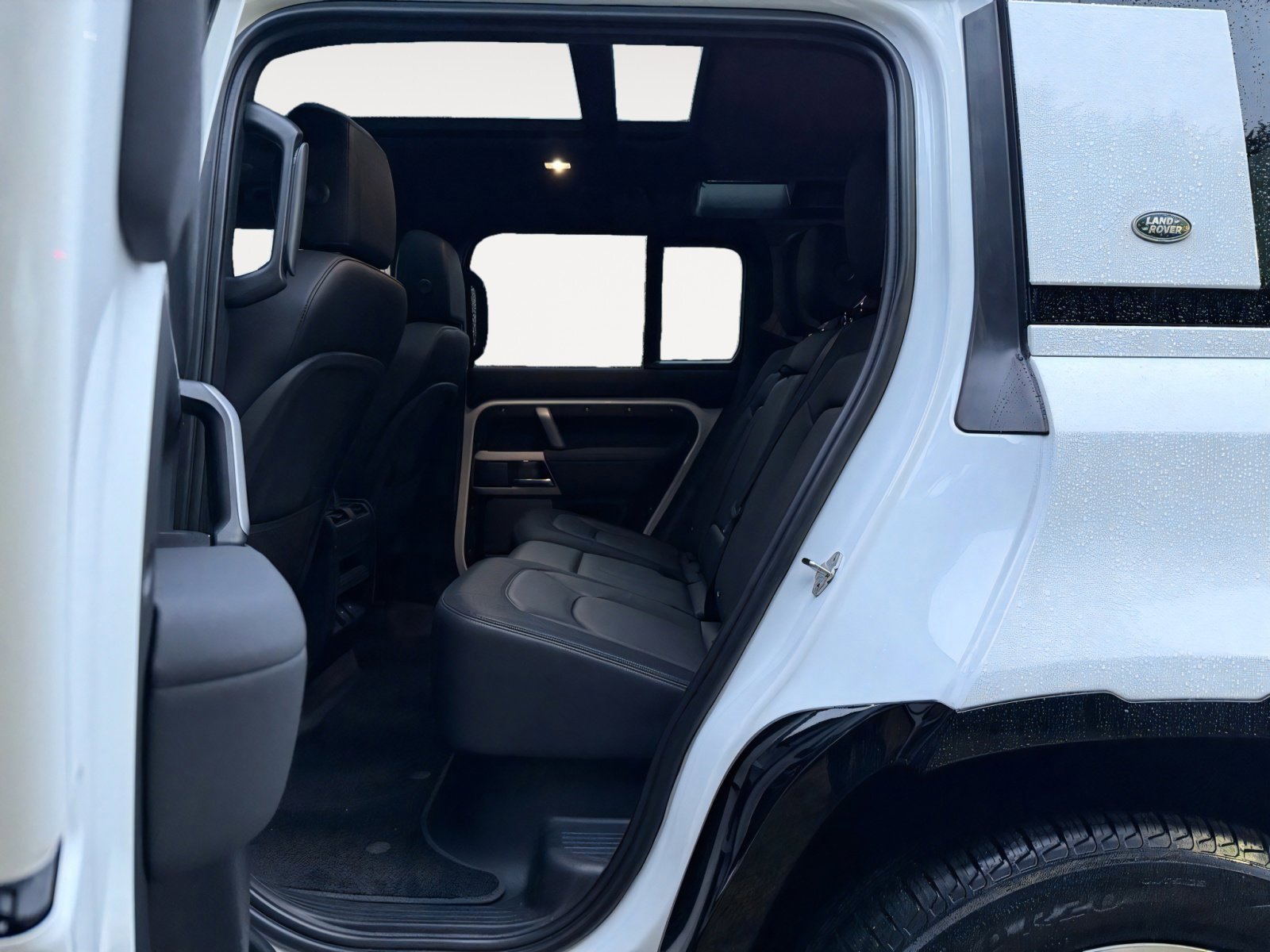 Used 2023 Land Rover Defender 110 X-Dynamic SE image 17