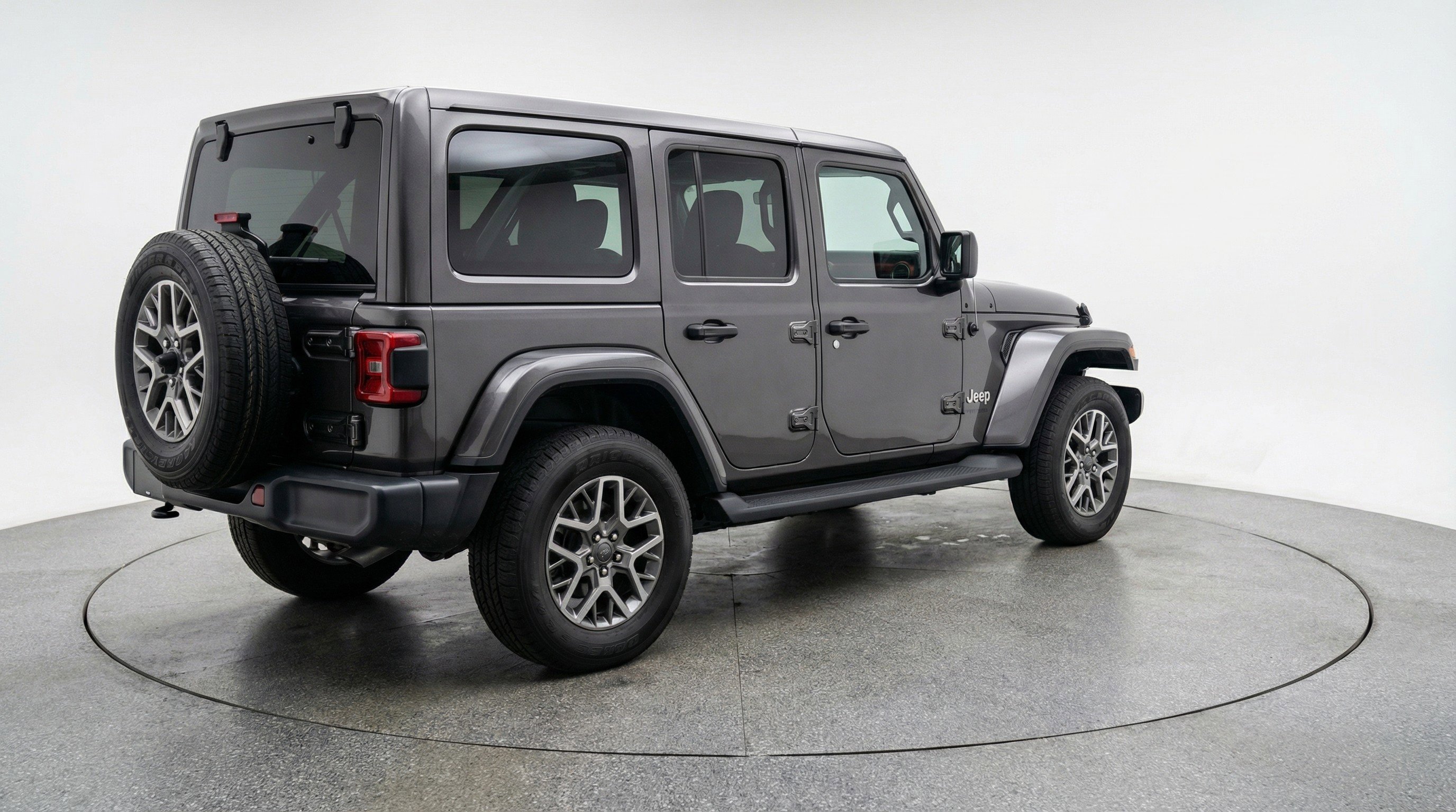 Used 2025 Jeep Wrangler Sahara image 9
