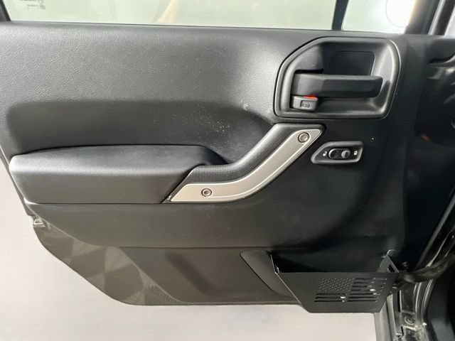 Used 2017 Jeep Wrangler Unlimited Sahara w/ Connectivity Group AWD/4WD image 28