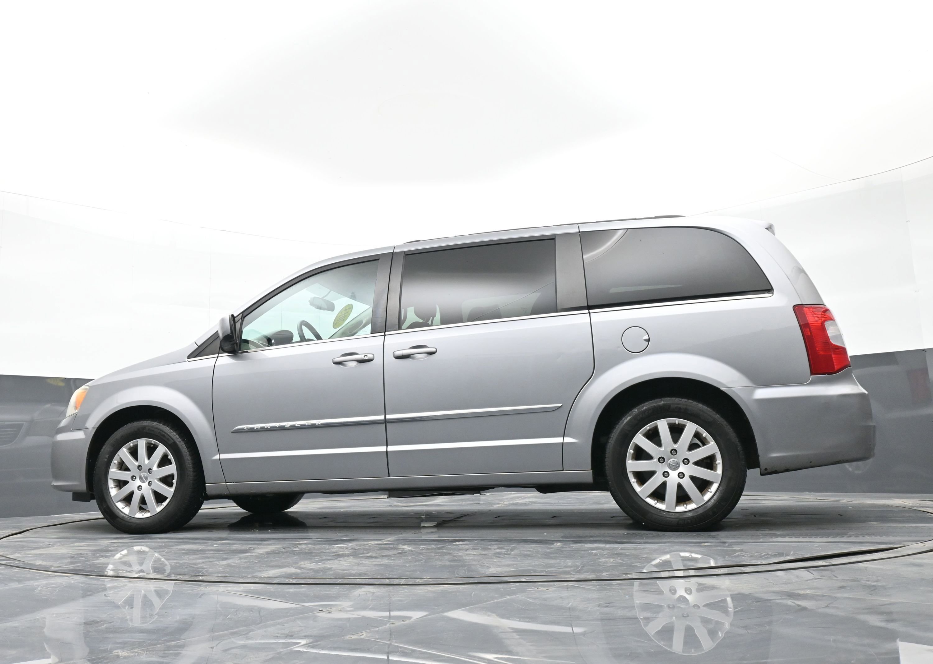 Used 2013 Chrysler Town & Country Touring image 41