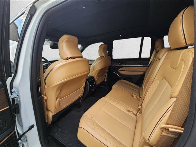 Used 2024 Jeep Grand Cherokee Summit AWD/4WD image 15