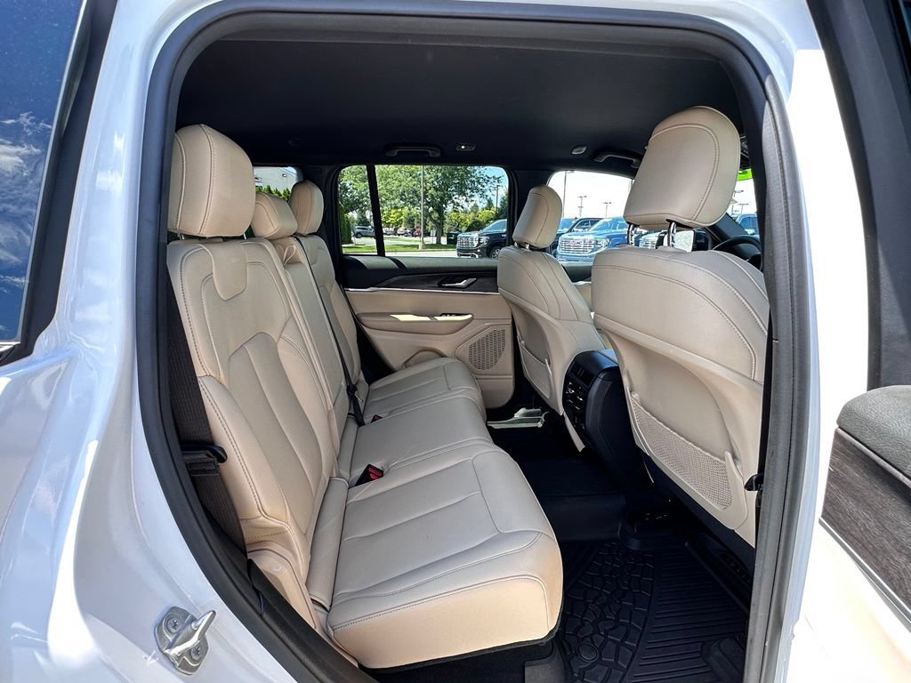 Used 2023 Jeep Grand Cherokee Limited AWD/4WD image 17