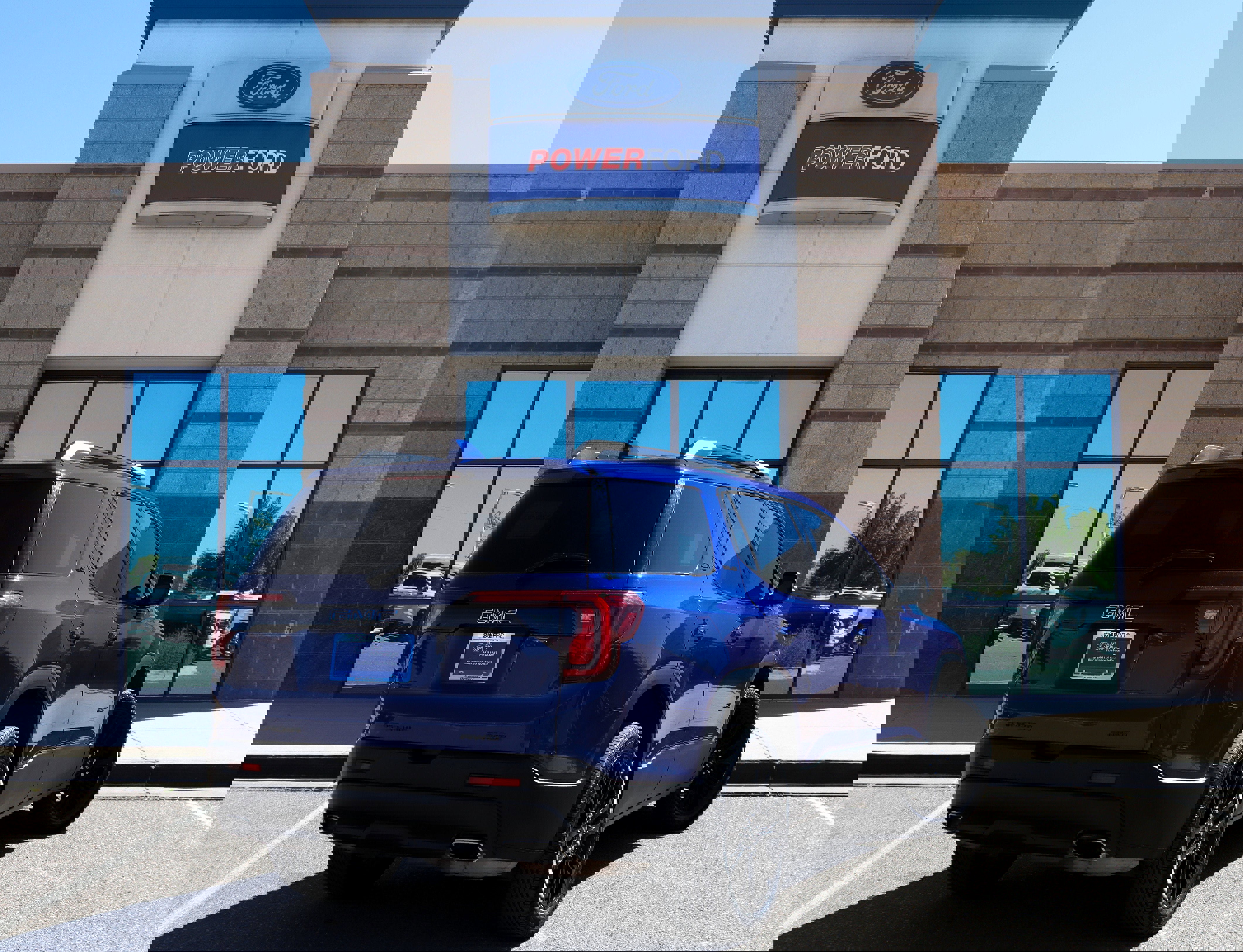 Used 2023 GMC Acadia SLE w/ Driver Convenience Package image 6