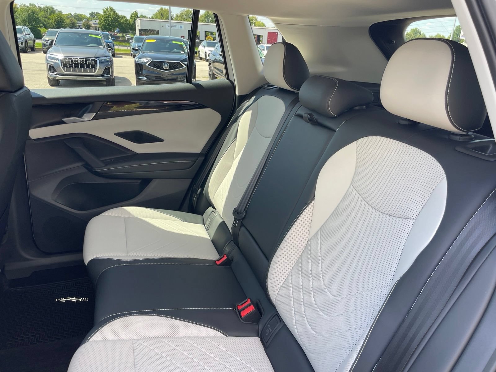 Certified 2025 Volkswagen Tiguan SE FWD image 39