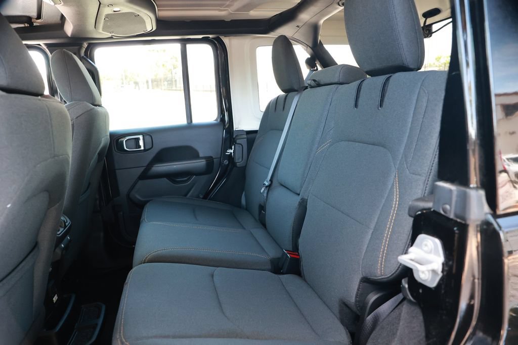 Used 2025 Jeep Wrangler Unlimited Sahara AWD/4WD image 37
