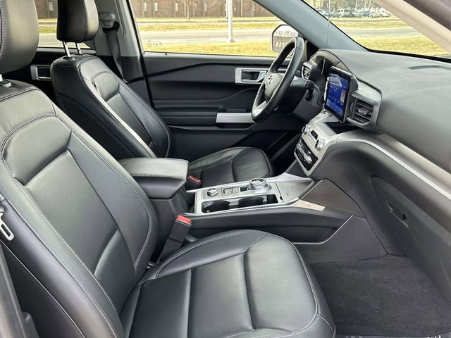 Used 2022 Ford Explorer XLT w/ Equipment Group 202A image 10