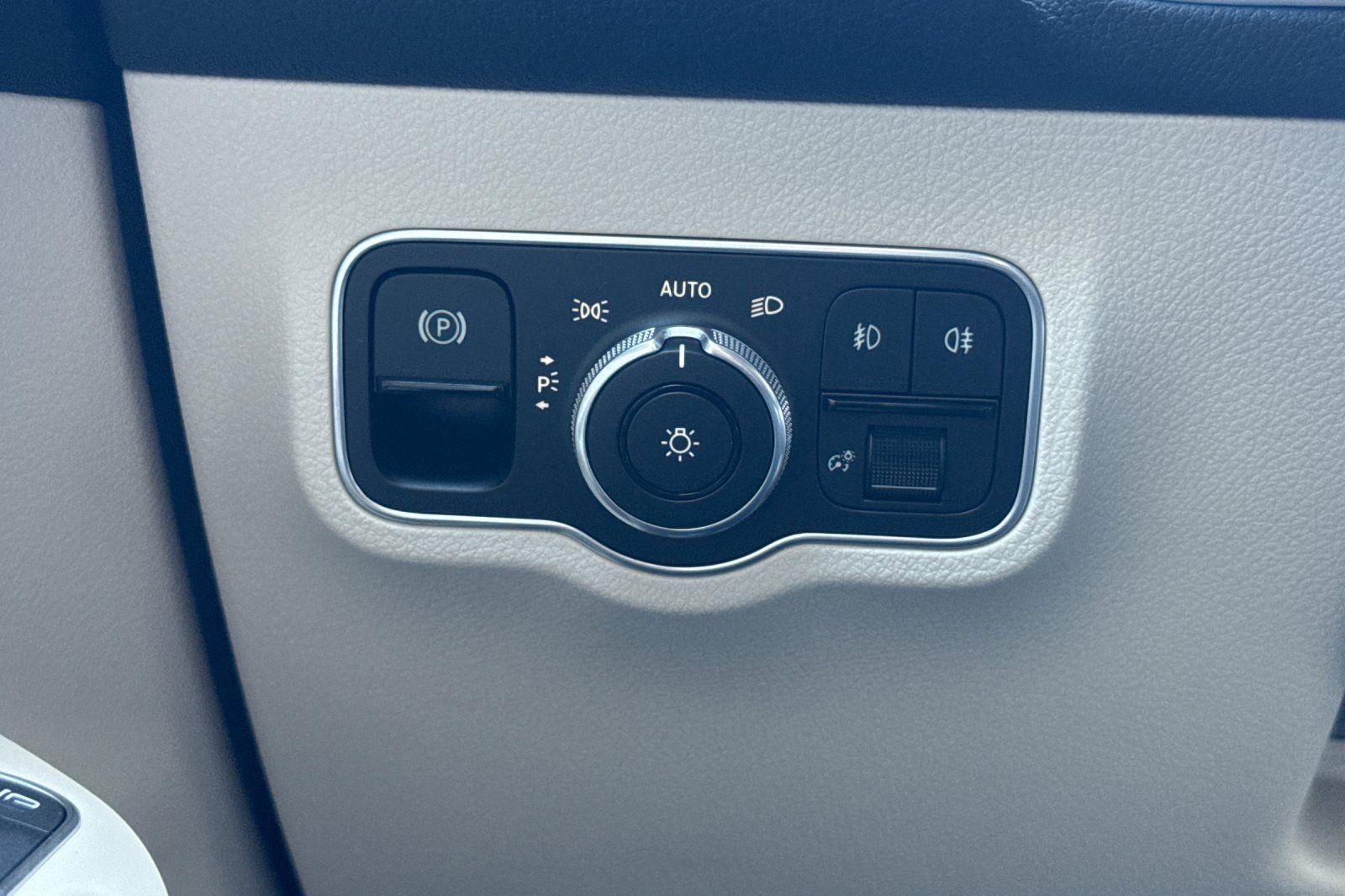 Certified 2025 Mercedes-Benz GLB 250 image 31