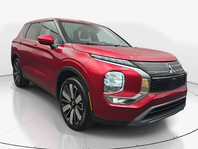 Used 2025 Mitsubishi Outlander SE image 2