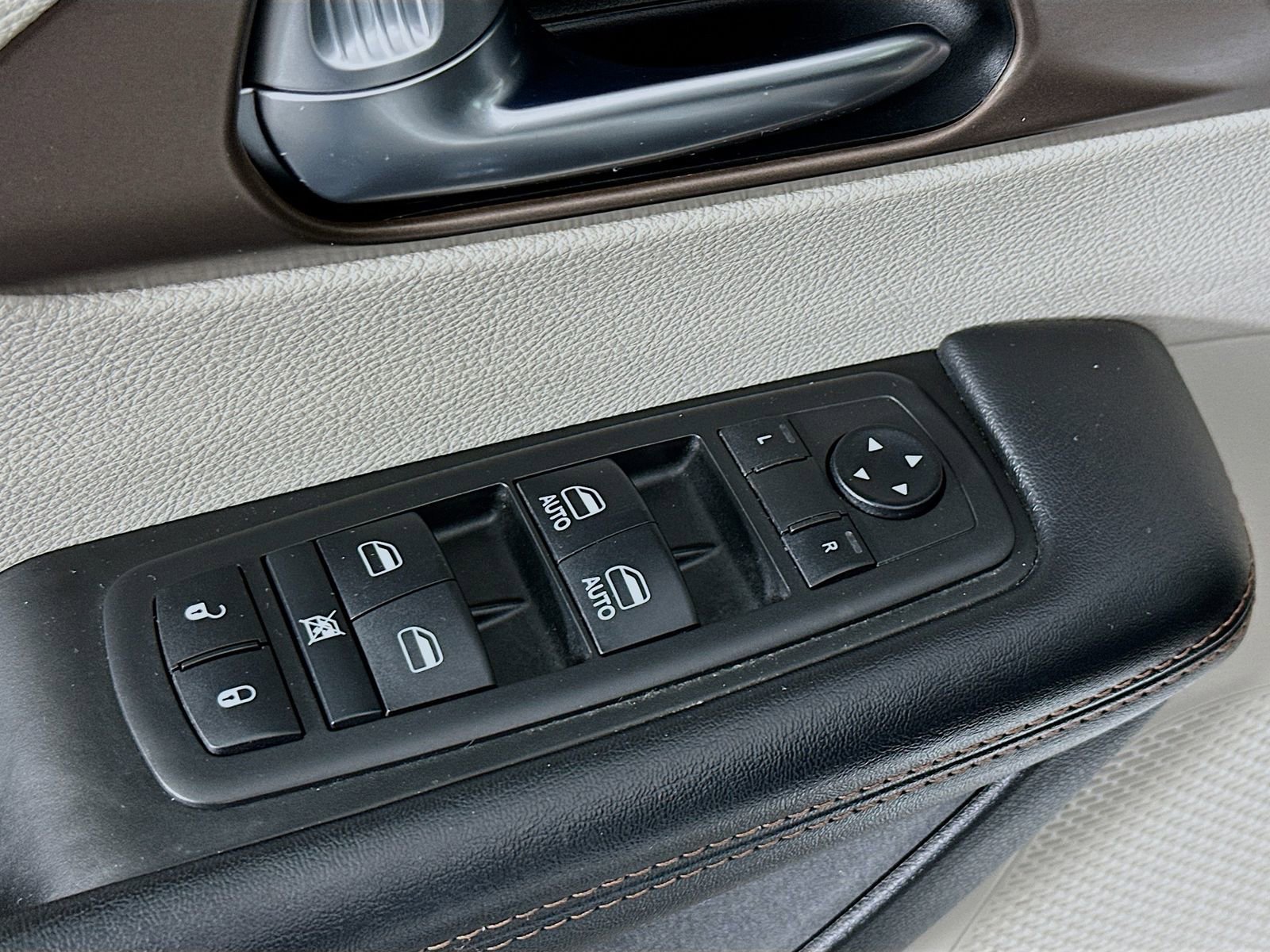 Used 2019 Chrysler Pacifica Touring-L image 18