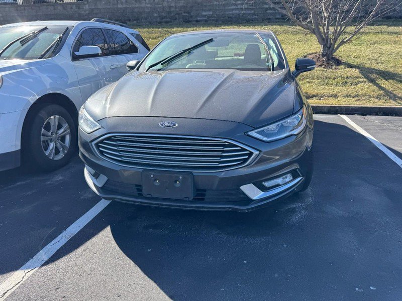 Used 2017 Ford Fusion SE w/ Fusion SE Technology Package image 3