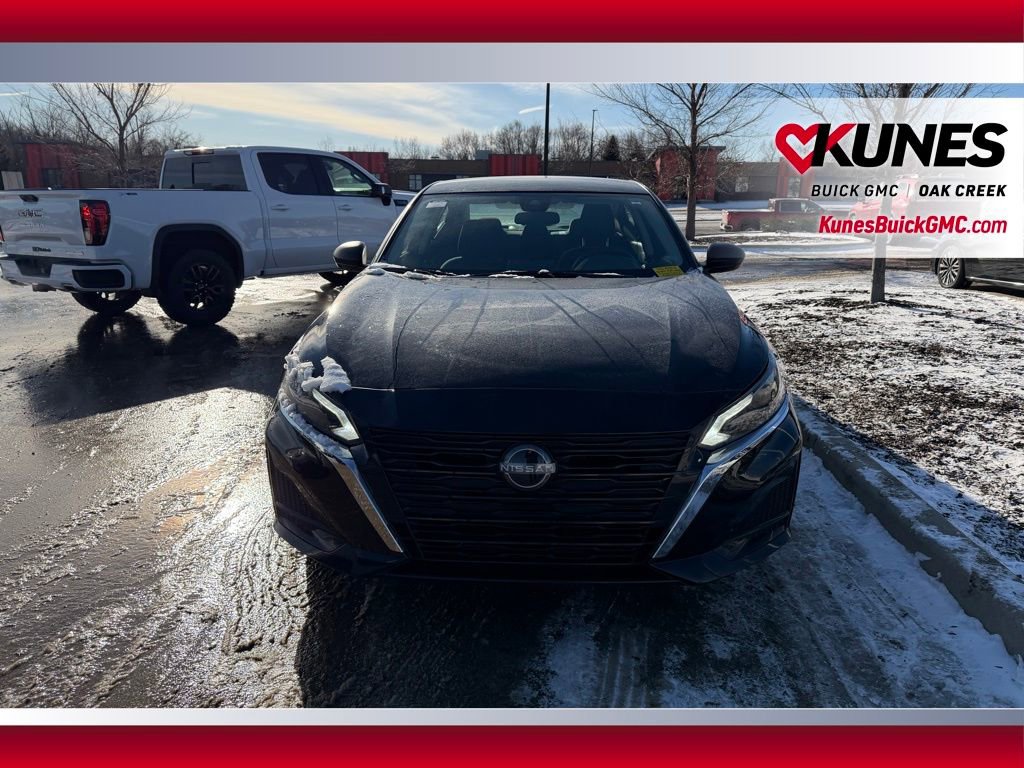 Used 2024 Nissan Altima 2.5 SV image 2