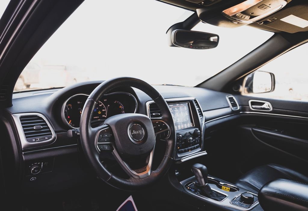 Used 2018 Jeep Grand Cherokee Limited image 2