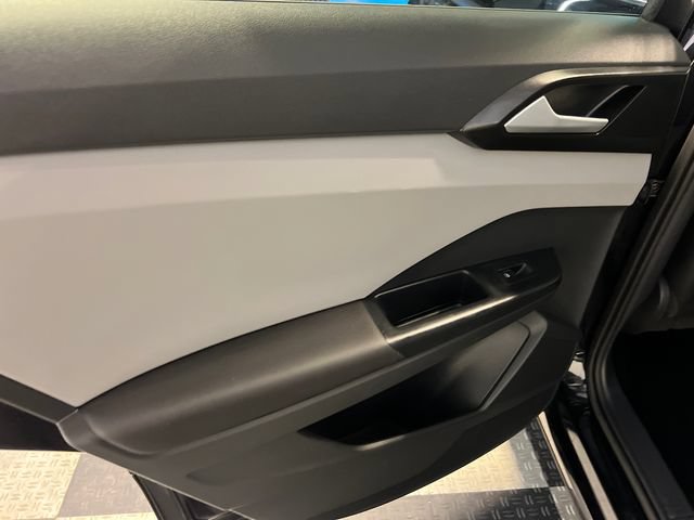 Certified 2023 Volkswagen Taos SE w/ Panoramic Sunroof Package FWD image 17