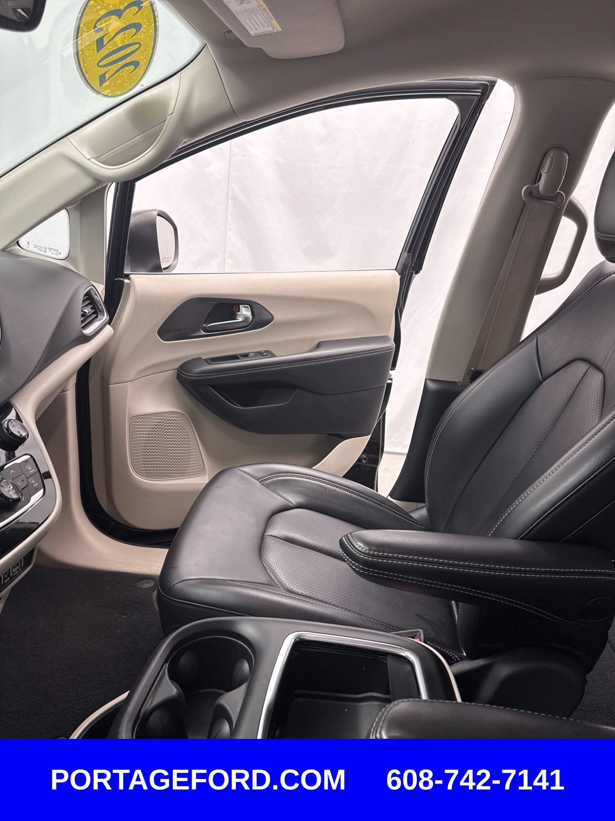 Used 2023 Chrysler Pacifica Touring-L FWD image 22
