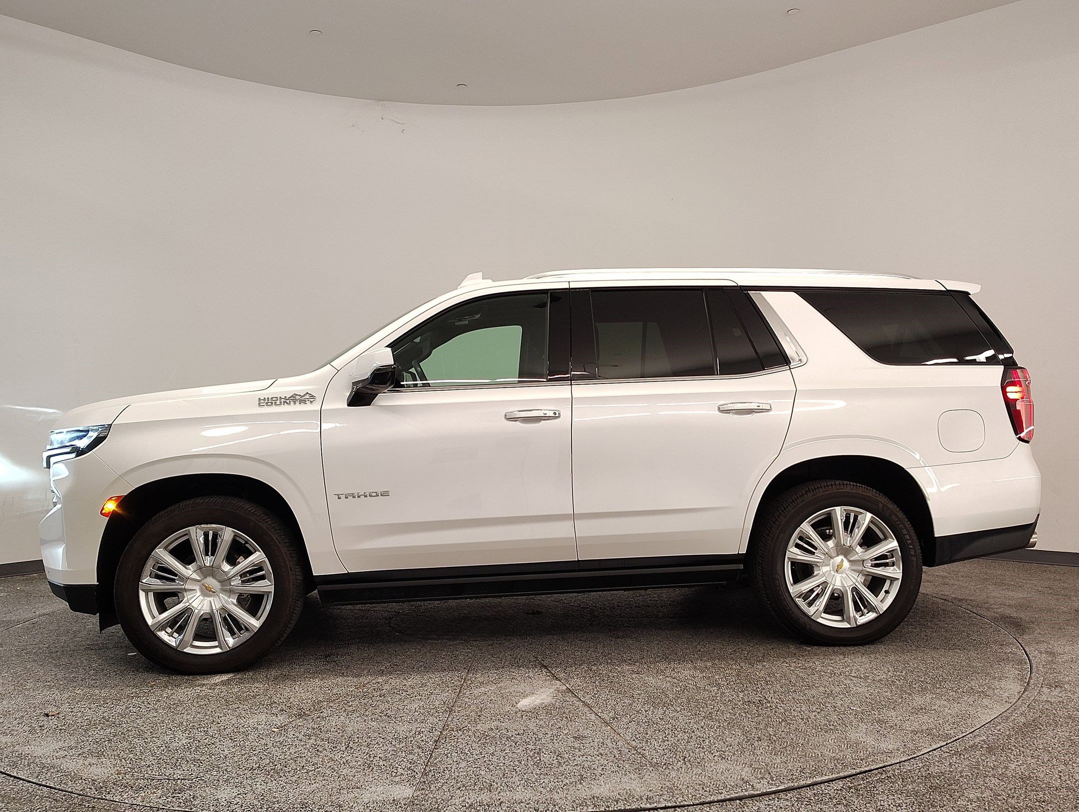 Used 2023 Chevrolet Tahoe High Country image 2