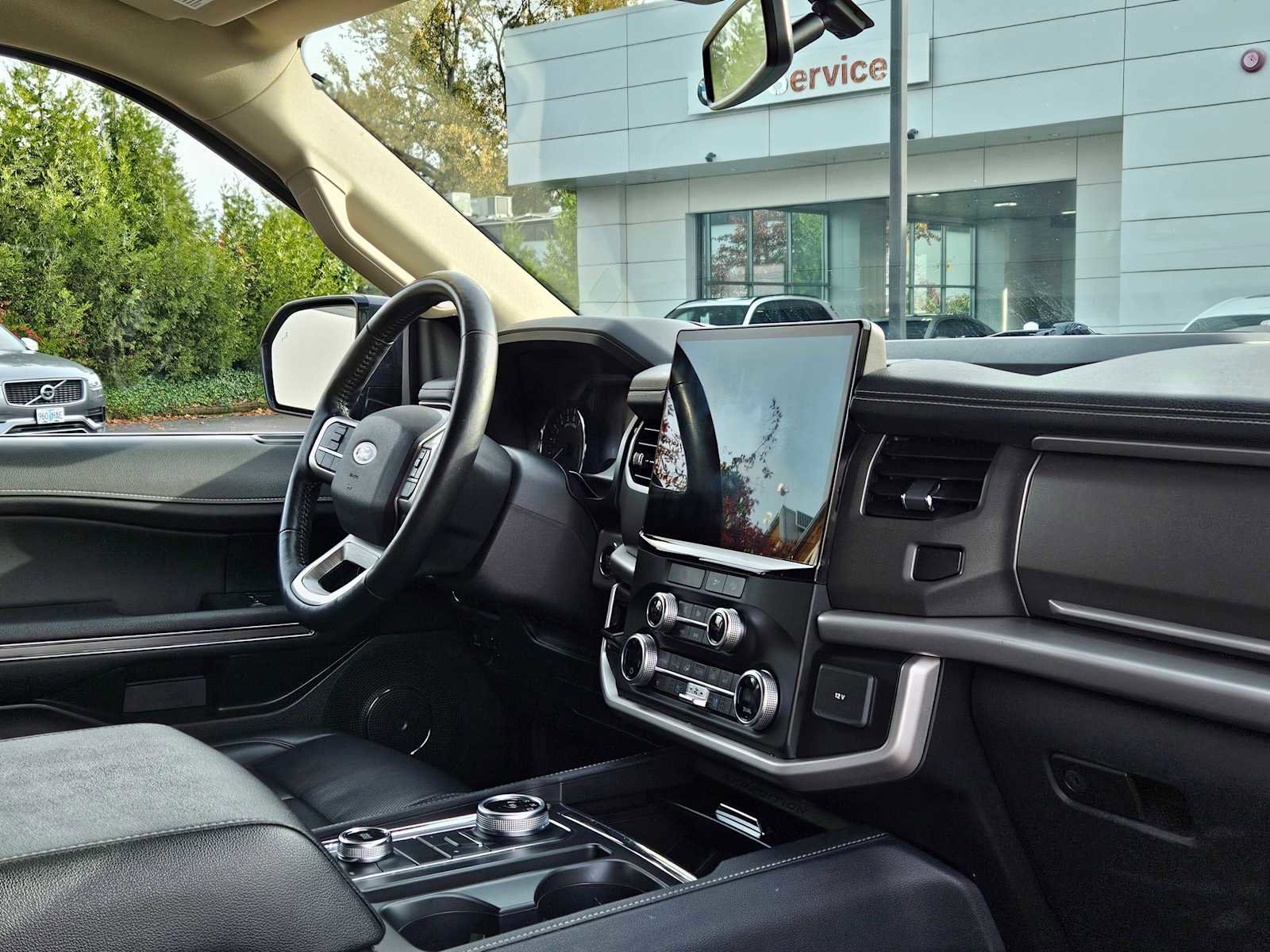 Used 2023 Ford Expedition Max XLT image 12