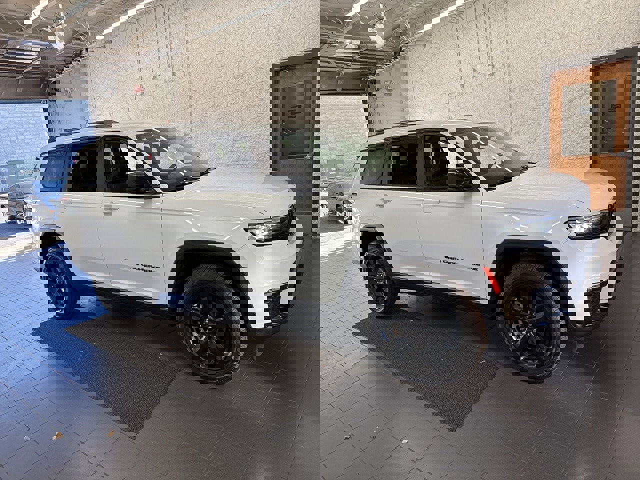 Used 2023 Jeep Grand Cherokee L Limited w/ Black Appearance Package image 1