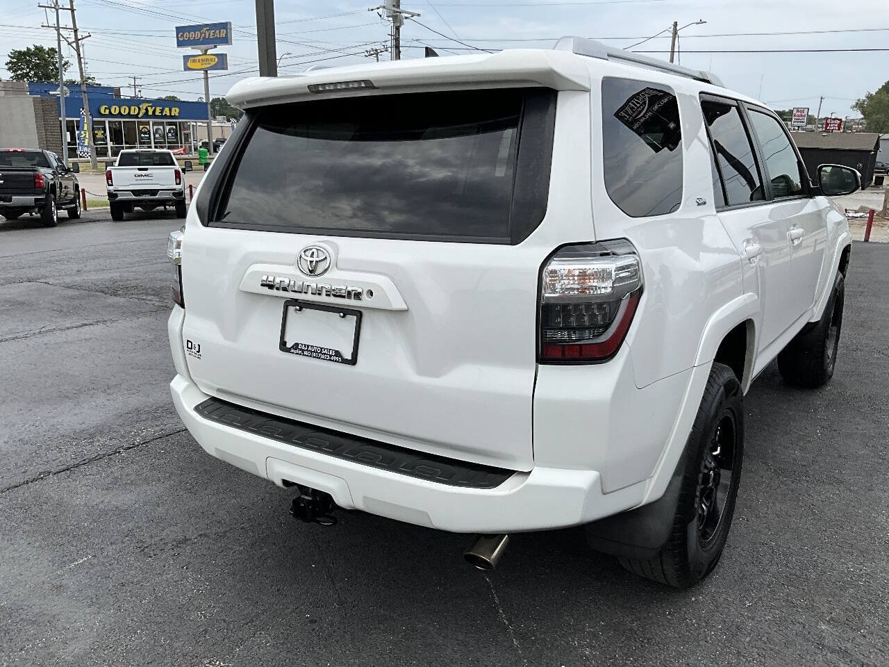 Used 2015 Toyota 4Runner SR5 w/ Four Season Floor Mat Package AWD/4WD image 5
