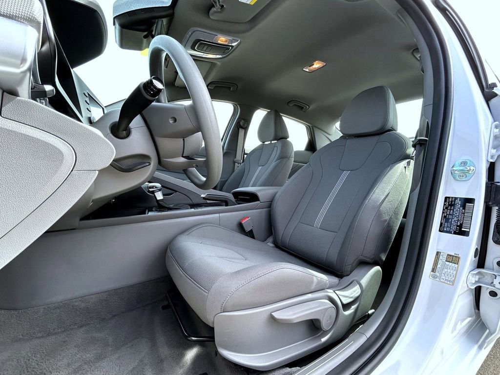 Used 2025 Hyundai Elantra SE image 12