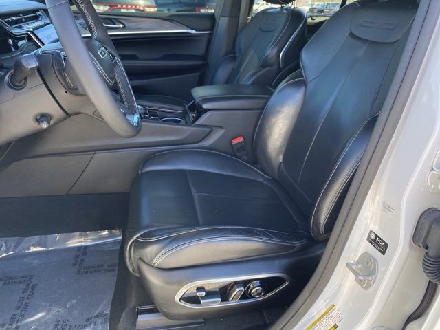 Used 2023 Jeep Grand Cherokee Overland w/ Luxury Tech Group IV AWD/4WD image 9