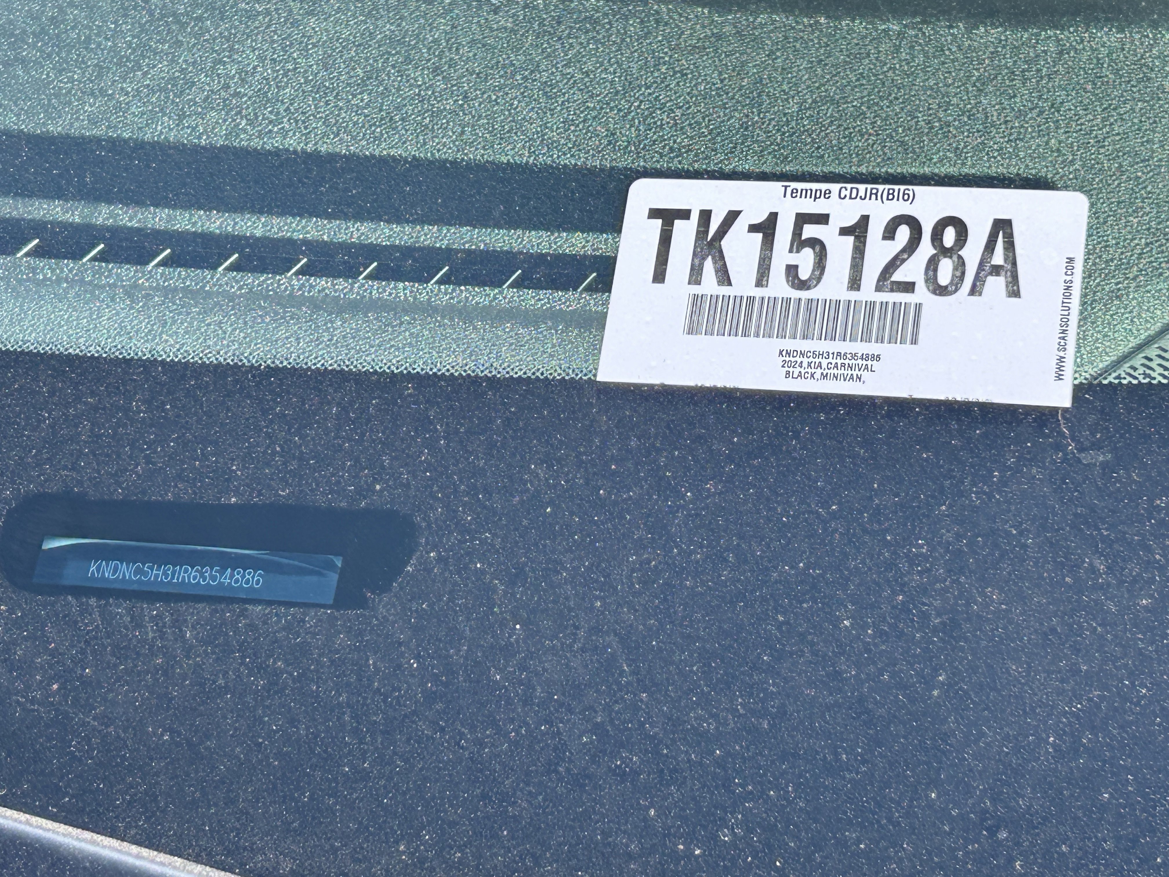 Used 2024 Kia Carnival EX image 33