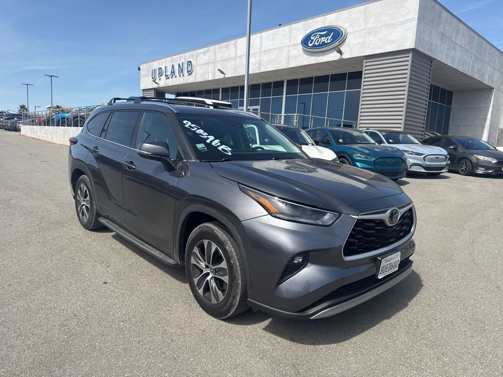 Used 2021 Toyota Highlander XLE image 1