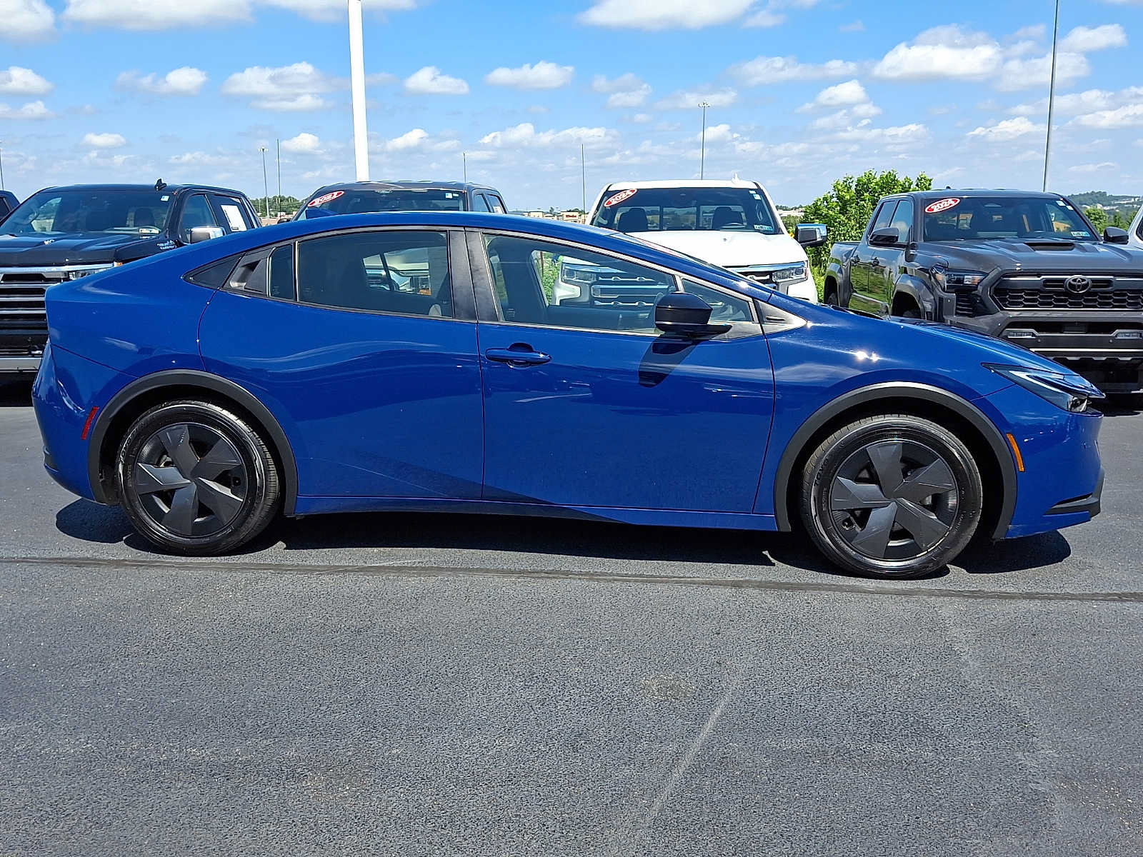 Used 2025 Toyota Prius LE FWD image 7