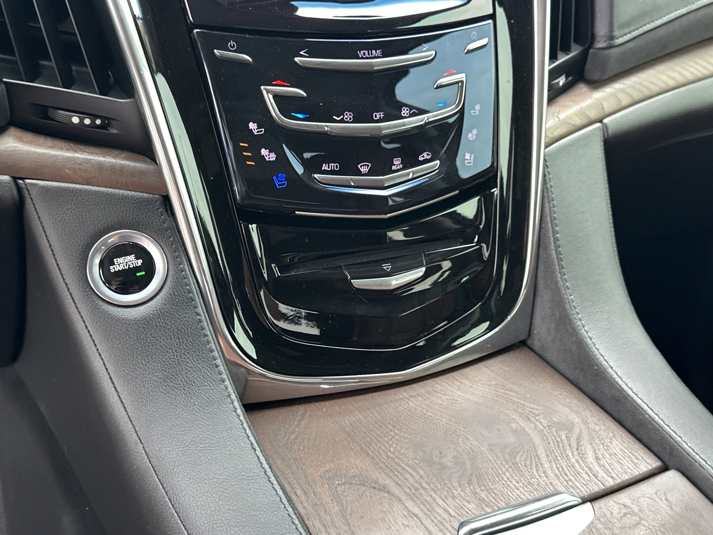 Used 2018 Cadillac Escalade Luxury AWD/4WD image 34