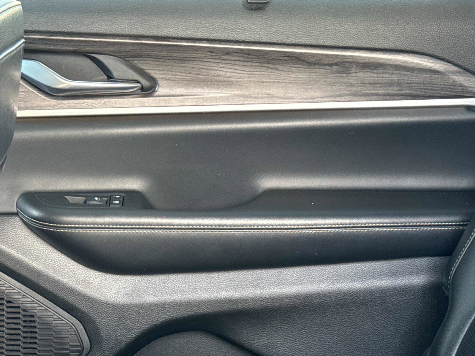 Used 2024 Jeep Grand Cherokee L Limited w/ Luxury Tech Group II image 18