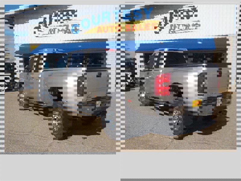 Used 2009 GMC Sierra 3500 SLT w/ SLT Convenience Package image 5