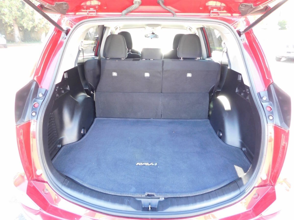 Used 2018 Toyota RAV4 LE w/ Carpet Mat Package FWD image 5