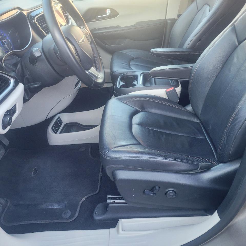 Used 2017 Chrysler Pacifica Touring-L w/ Tire & Wheel Group image 11