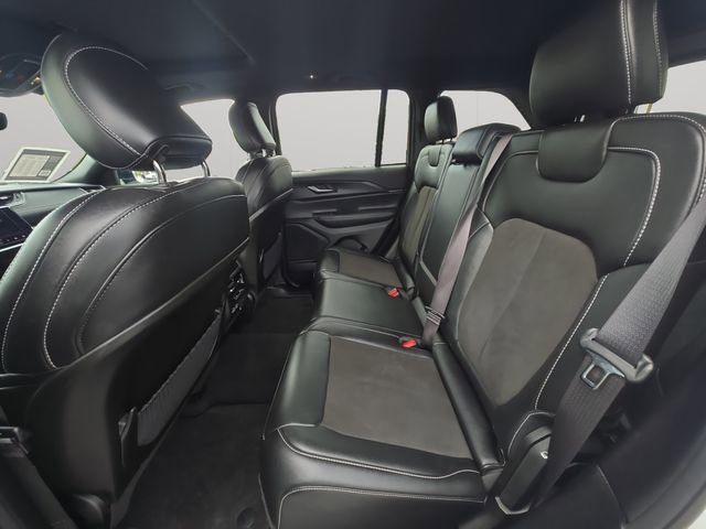 Used 2023 Jeep Grand Cherokee Altitude AWD/4WD image 12