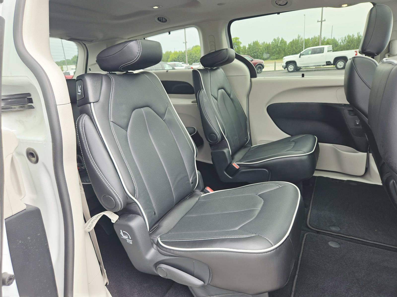 Used 2024 Chrysler Pacifica Limited FWD image 18
