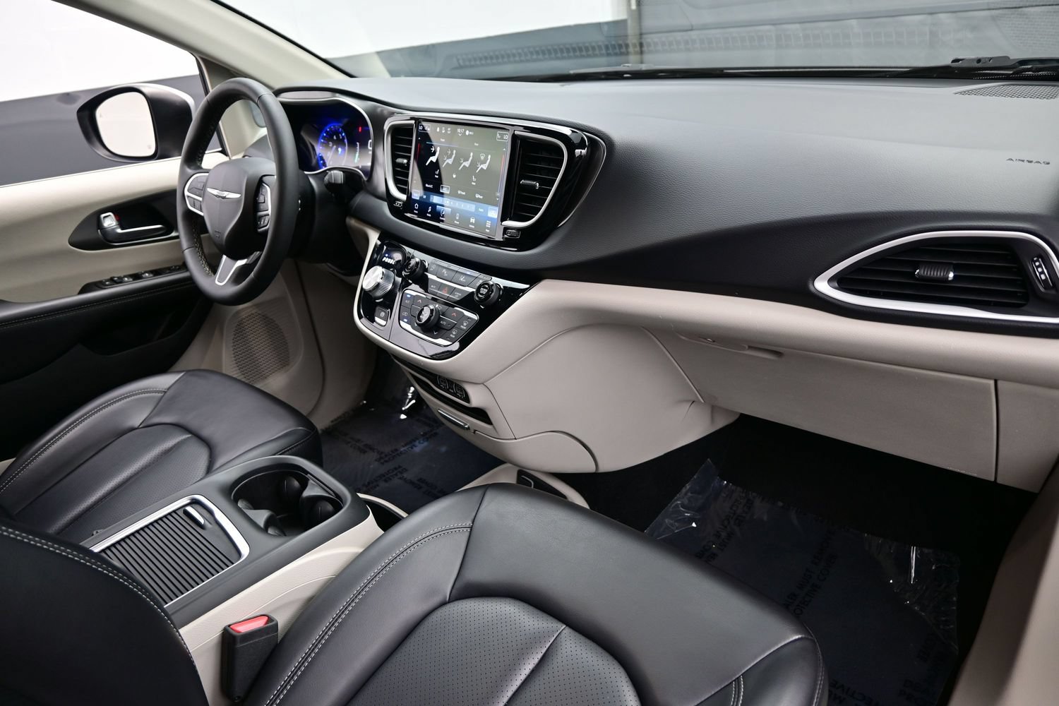 Used 2023 Chrysler Pacifica Touring-L FWD image 18