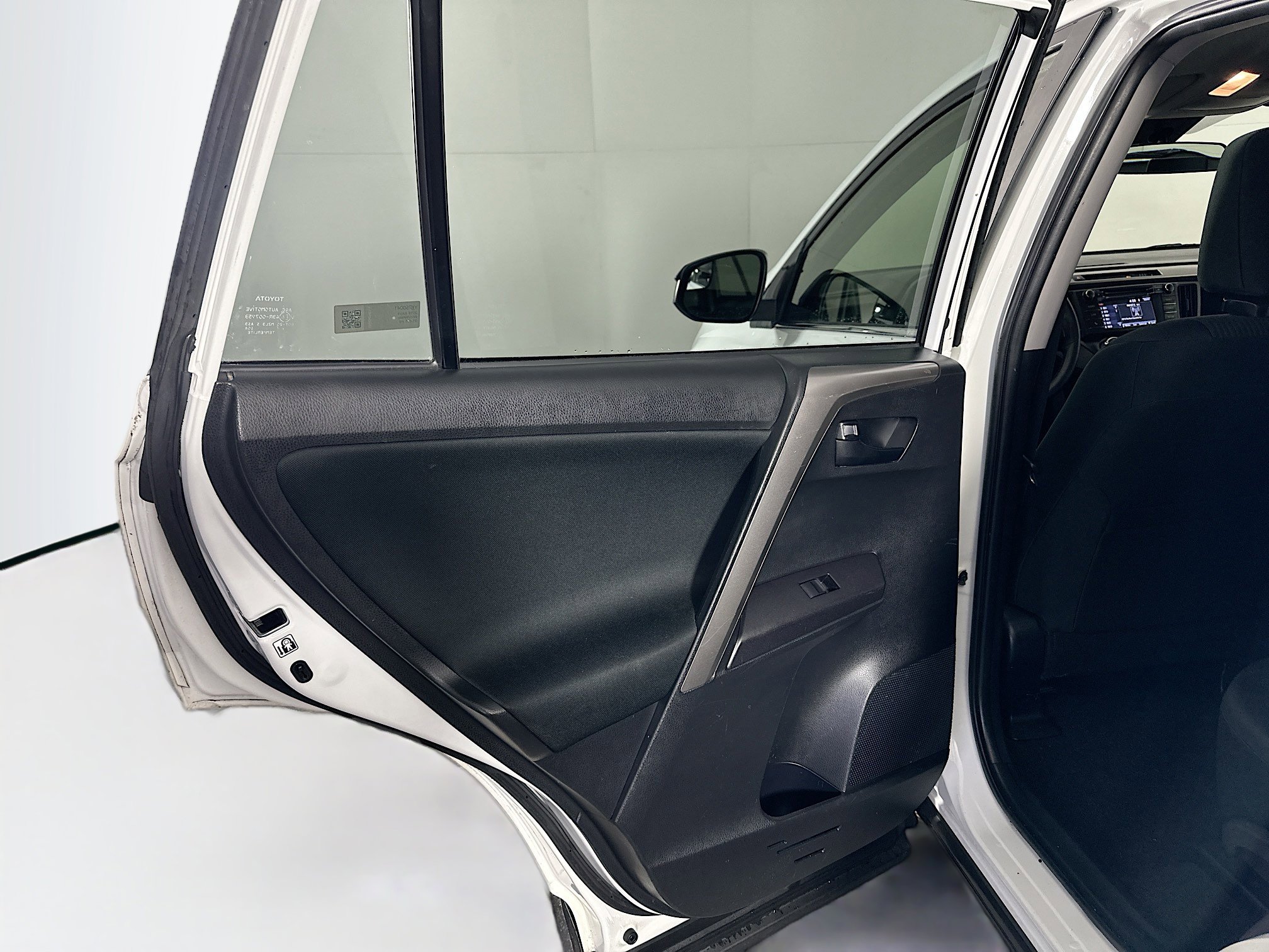 Used 2018 Toyota RAV4 LE image 24