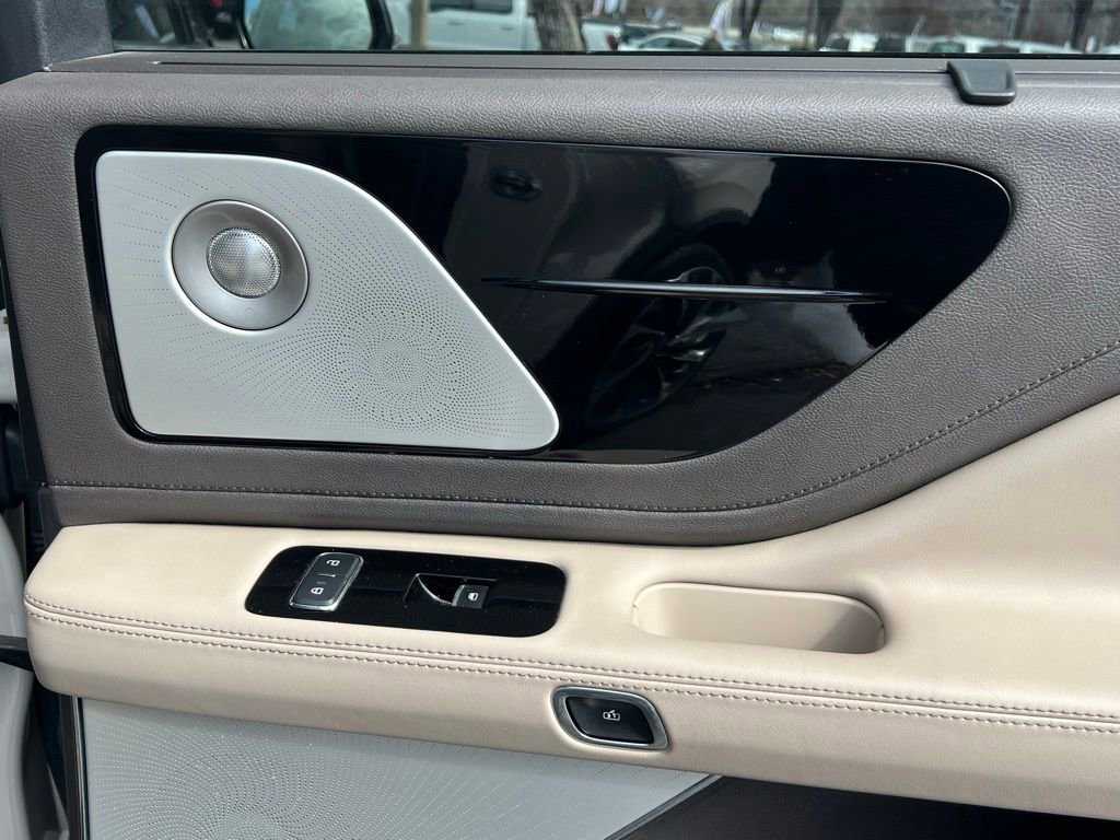 Used 2020 Lincoln Aviator Reserve w/ Equipment Group 202A image 22