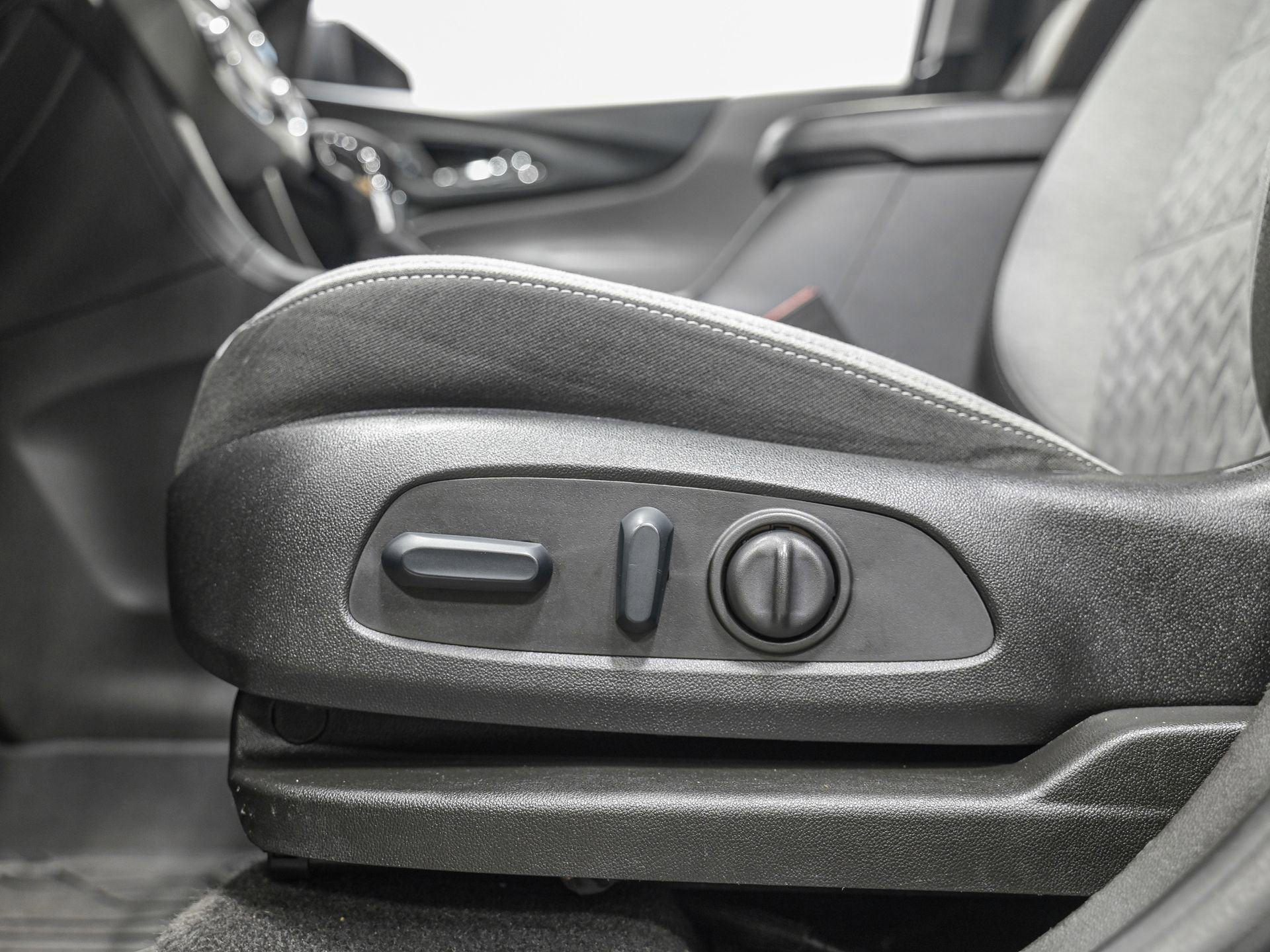 Used 2022 Chevrolet Equinox LS w/ LS Convenience Package image 16