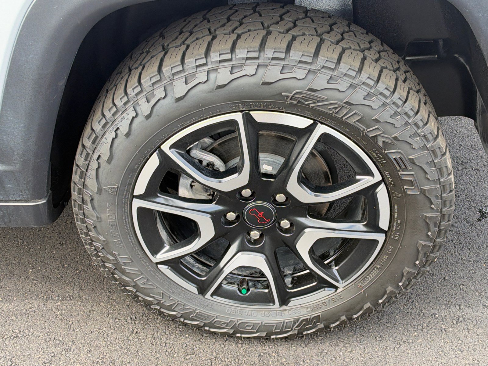 Used 2025 Jeep Compass Trailhawk w/ Trailhawk Convenience Group AWD/4WD image 19