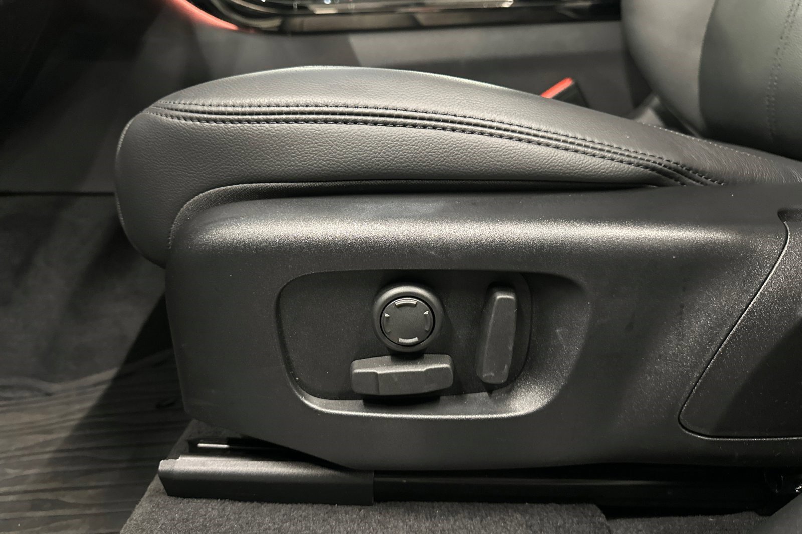 Used 2026 Land Rover Range Rover Velar Dynamic SE image 16