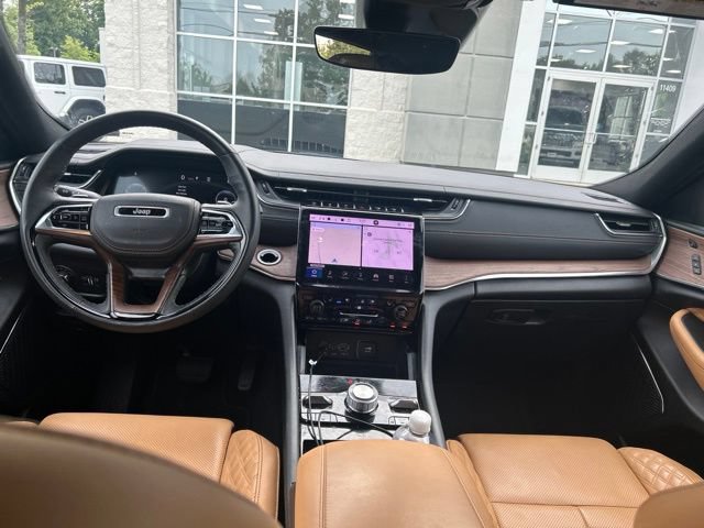 Used 2025 Jeep Grand Cherokee L Summit w/ Luxury Tech Group V AWD/4WD image 13