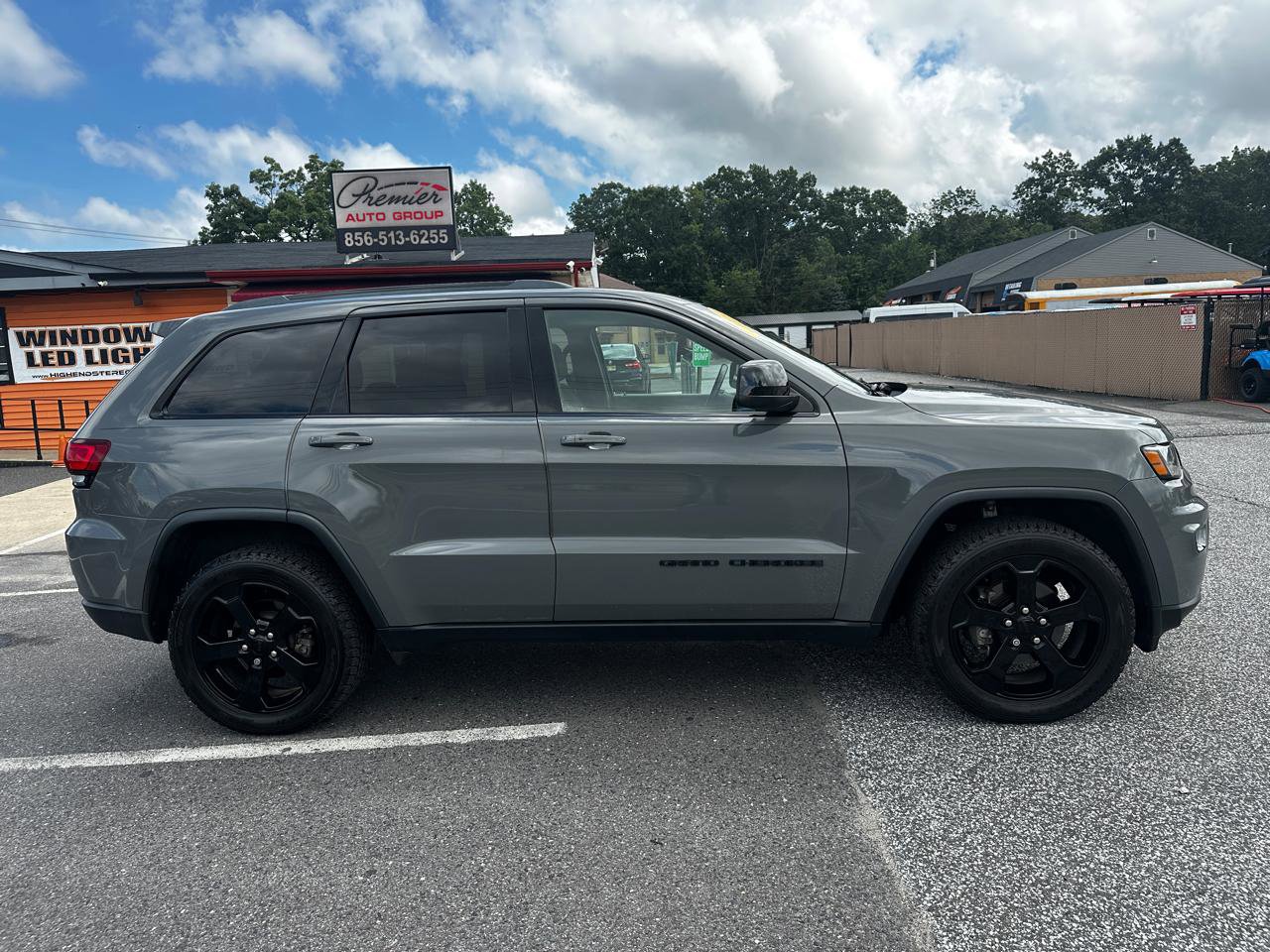 Used 2019 Jeep Grand Cherokee Laredo image 4