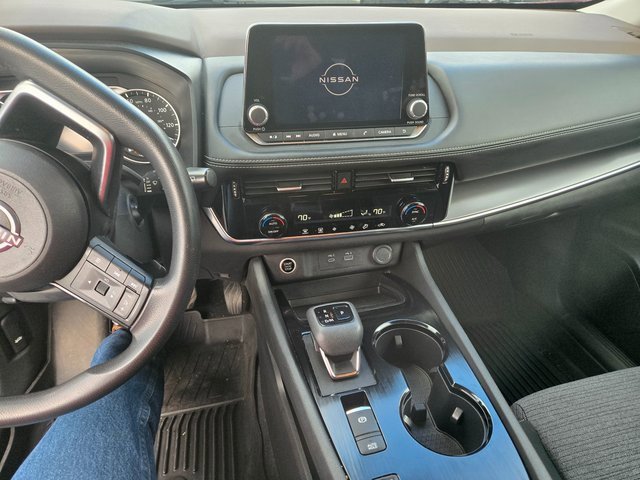 Used 2022 Nissan Rogue SV image 2