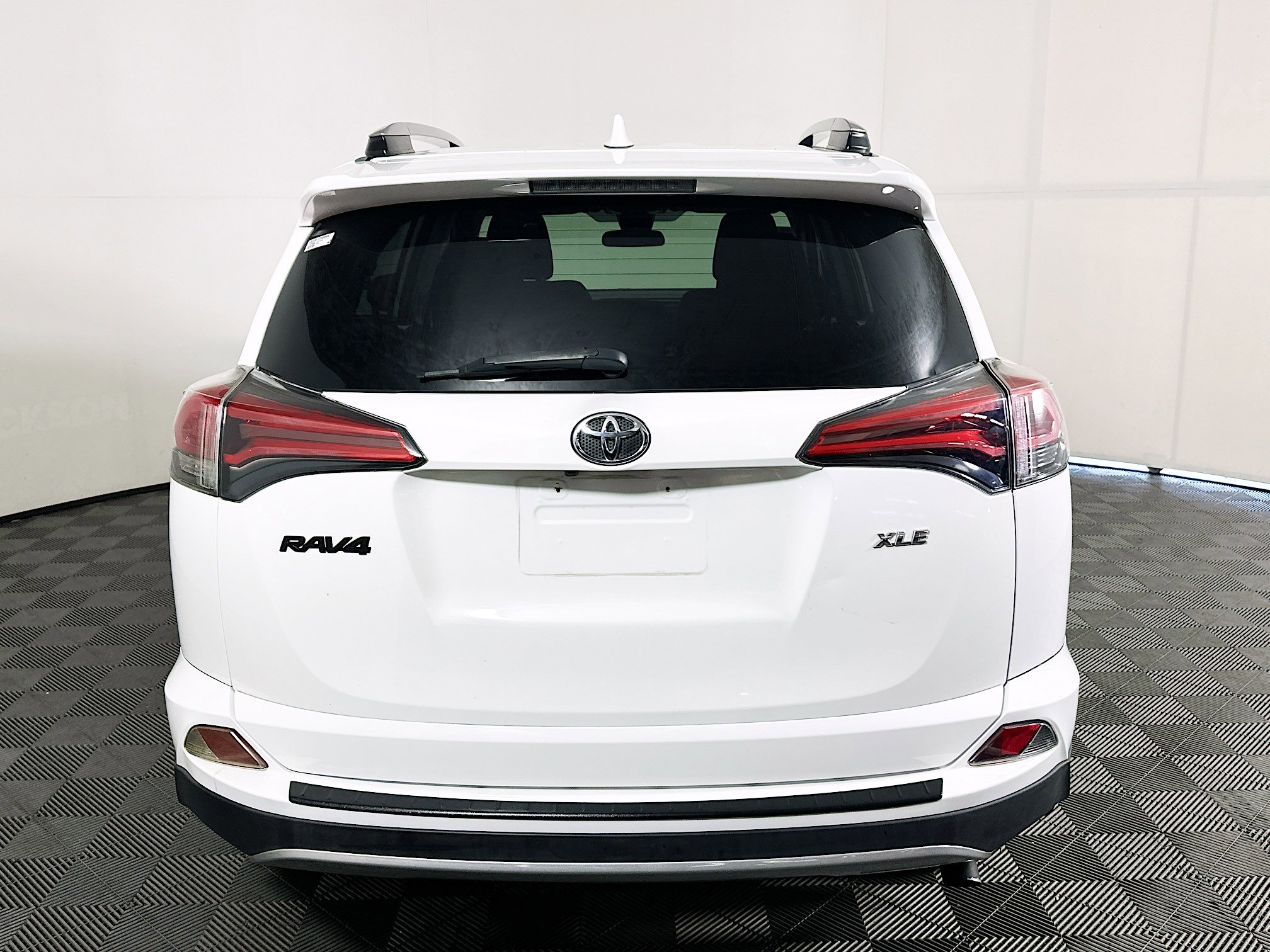 Used 2018 Toyota RAV4 XLE FWD image 4