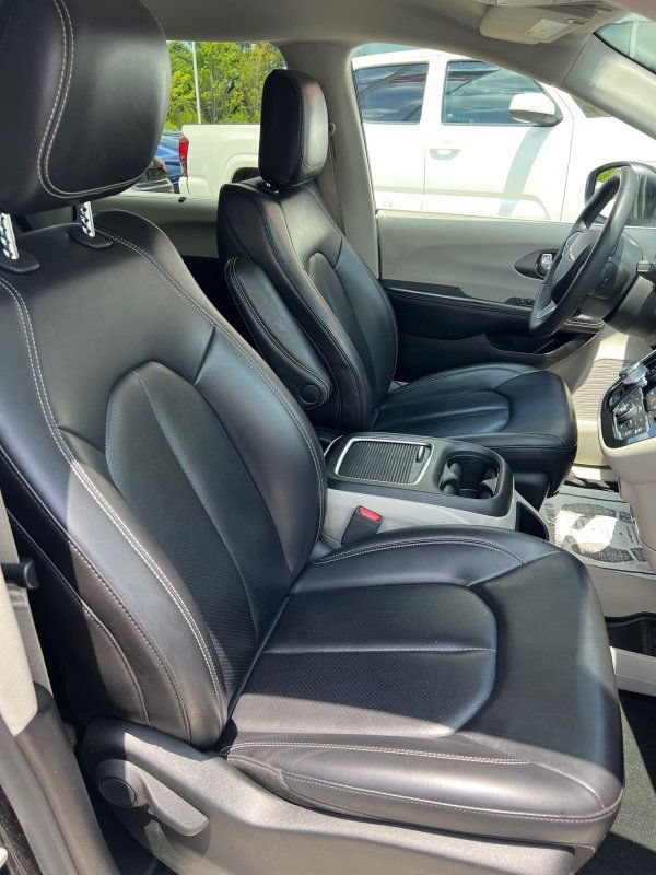 Used 2023 Chrysler Pacifica Touring-L FWD image 13