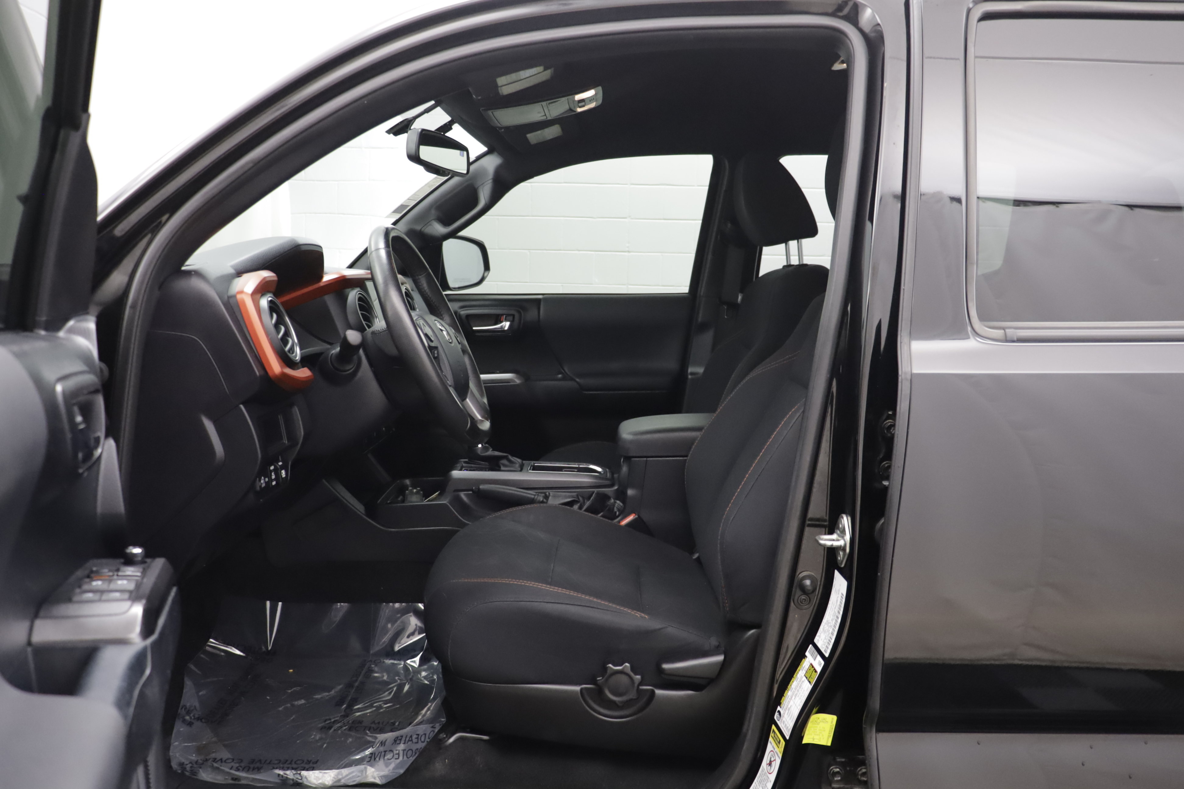 Used 2017 Toyota Tacoma TRD Sport w/ Tow Package (A/T) AWD/4WD image 5