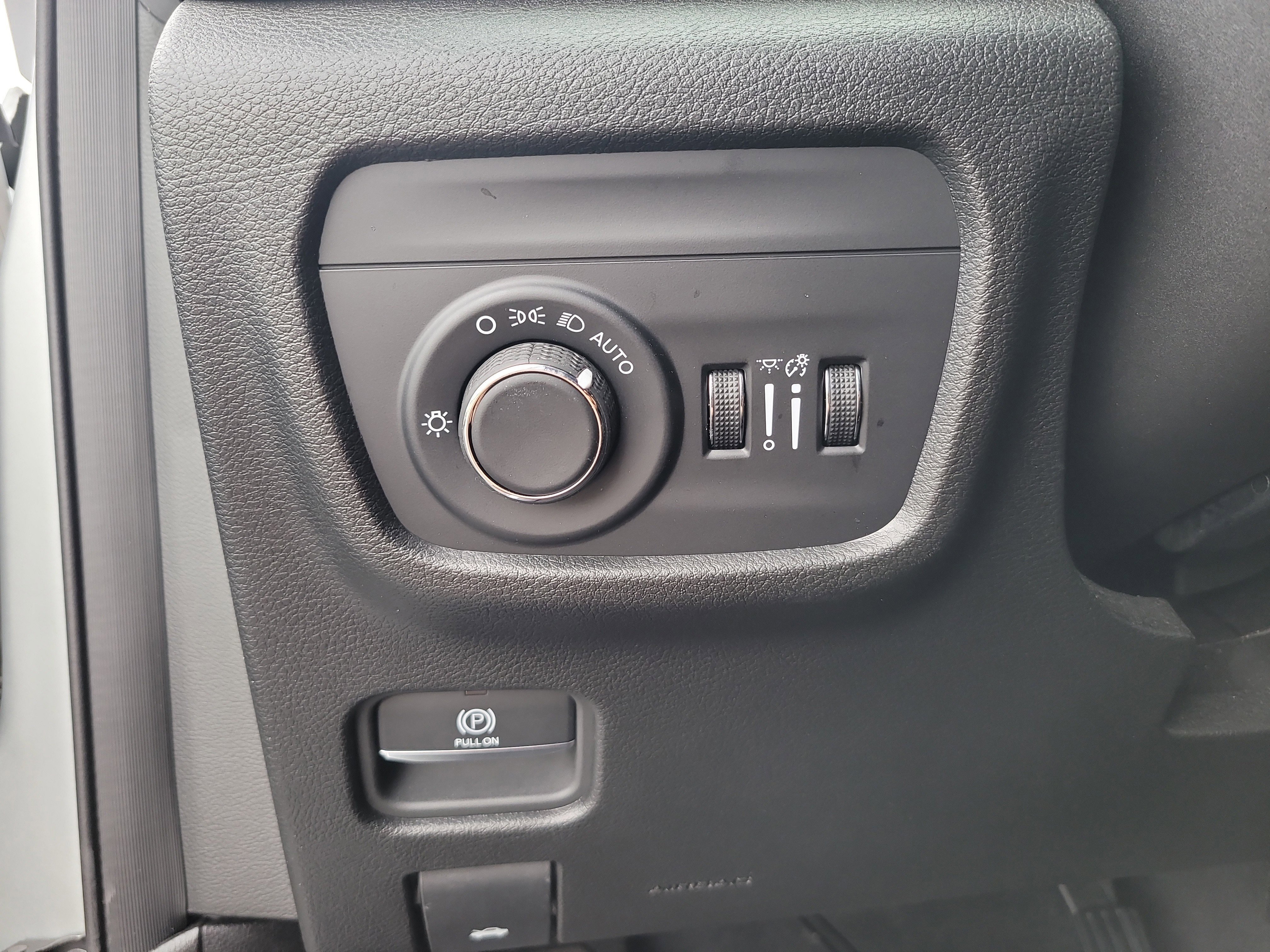 Used 2024 Jeep Grand Cherokee Laredo image 30