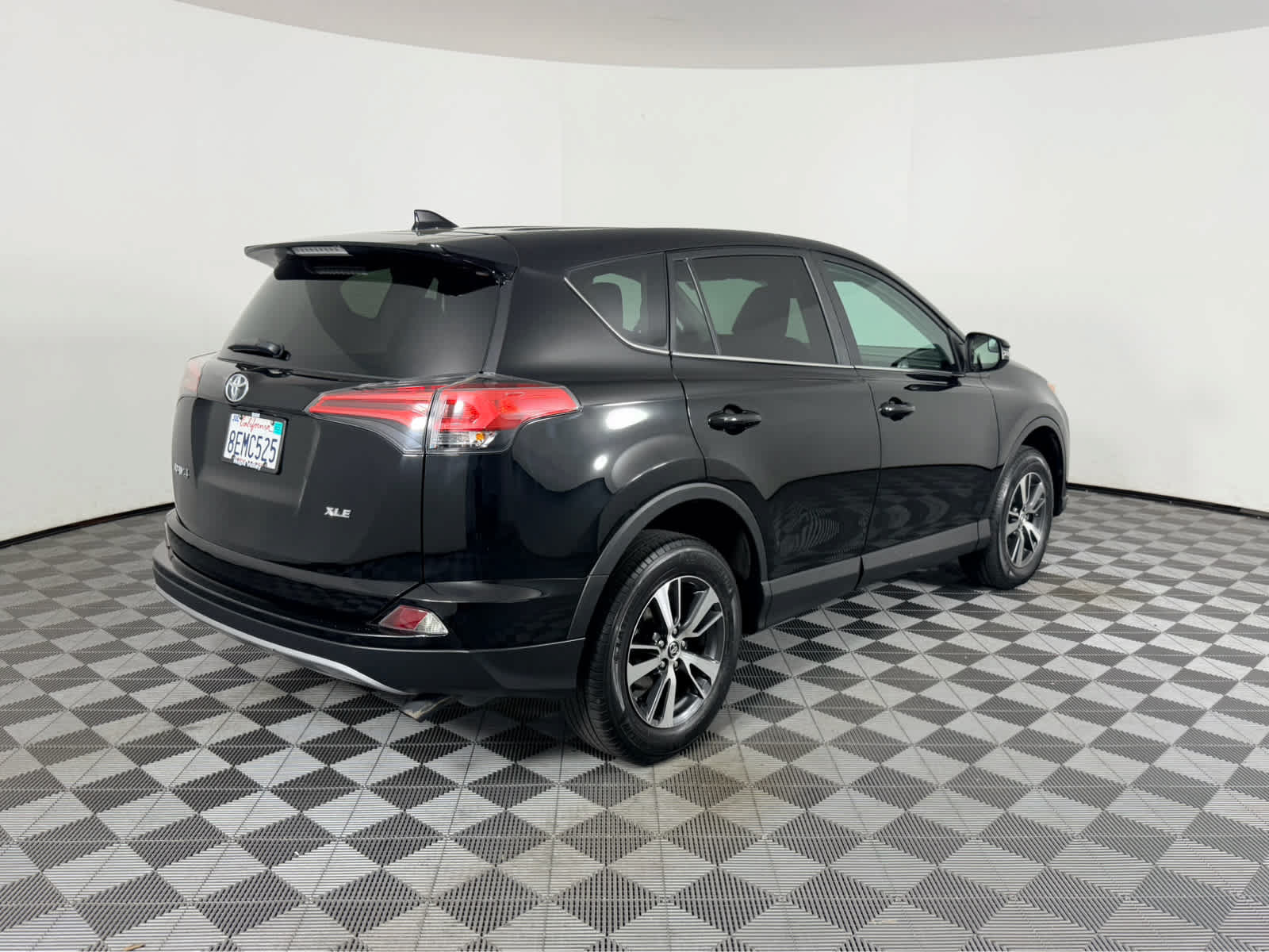 Used 2018 Toyota RAV4 XLE FWD image 3