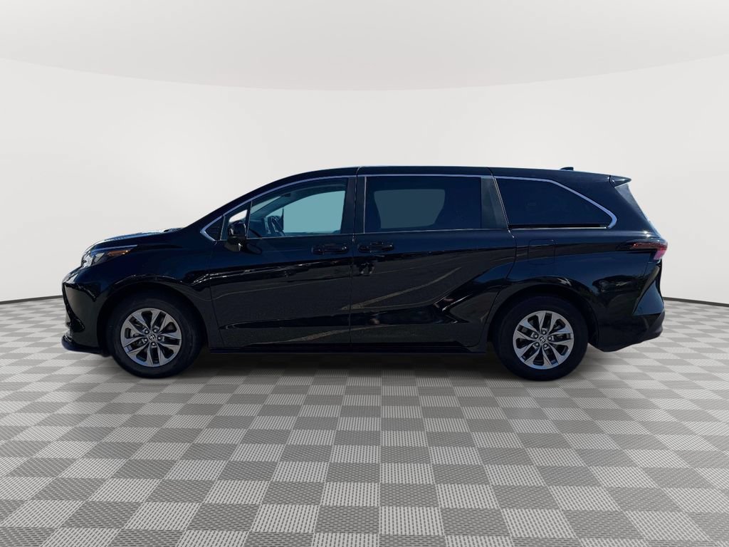 Used 2025 Toyota Sienna LE FWD image 4