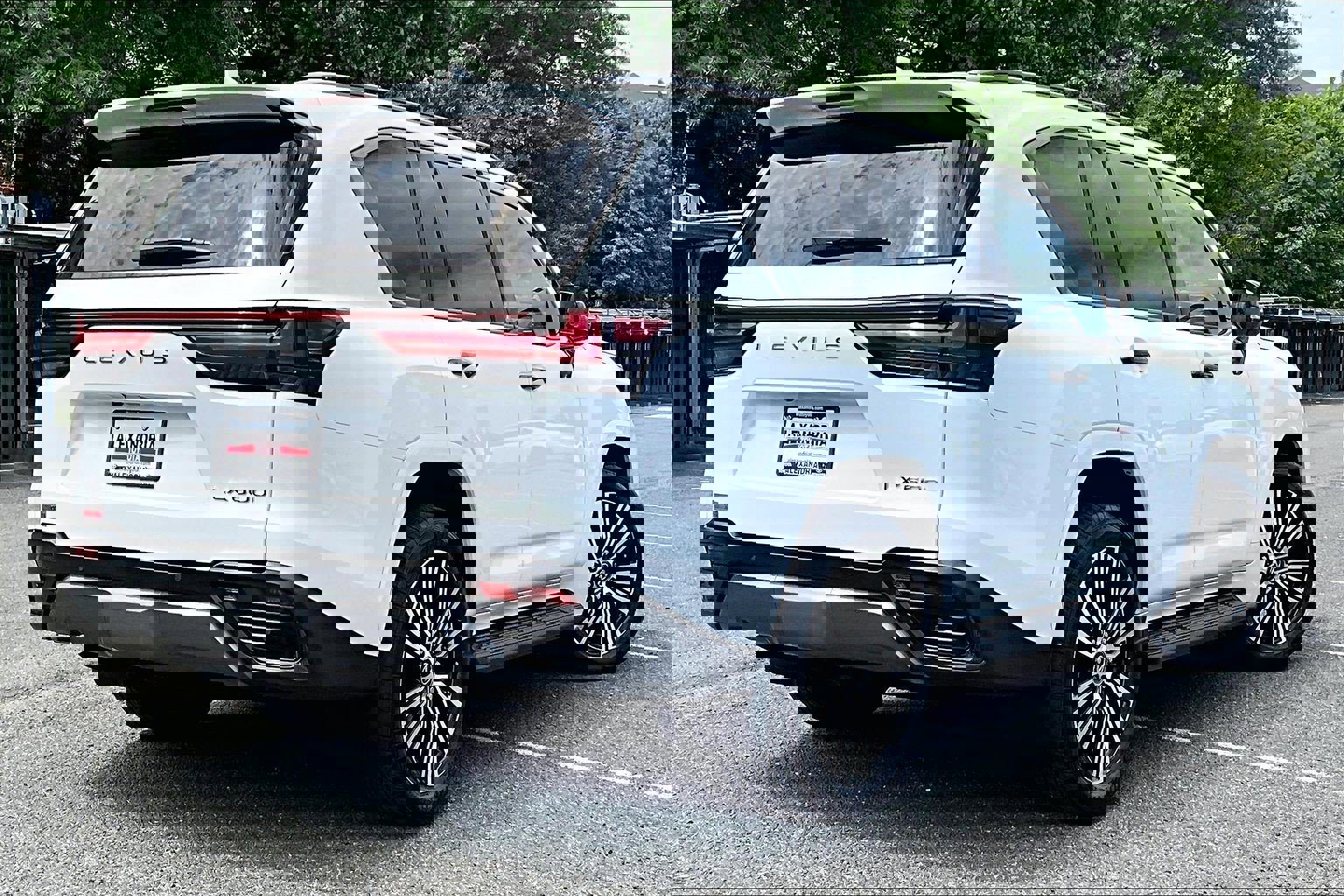 Used 2024 Lexus LX 600 4WD w/ Appearance Package image 11